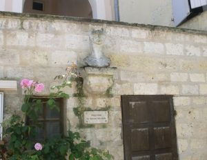 Skulptur von Angéline in La Romieu