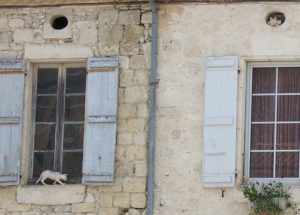 Katzenskulptur in La Romieu